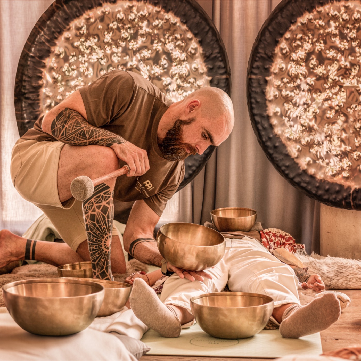 Žena si pred spaním pripravuje večerný rituál so spievajúcou miskou v tlmene osvetlenej spálni ako súčasť Sound Healing terapie zvukom